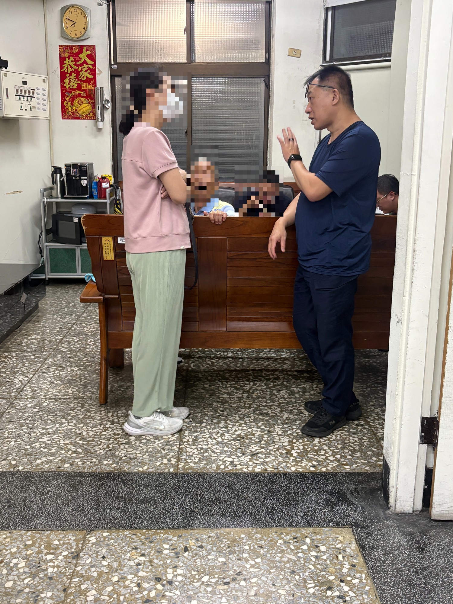 老翁家屬趕到派出所