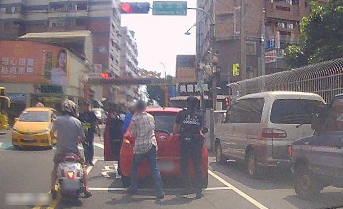▲圖說：員警與修車師傅一起將路中故障車輛推至路旁，迅速讓壅塞車流回復正常通行           （圖／台中市政府  提供）