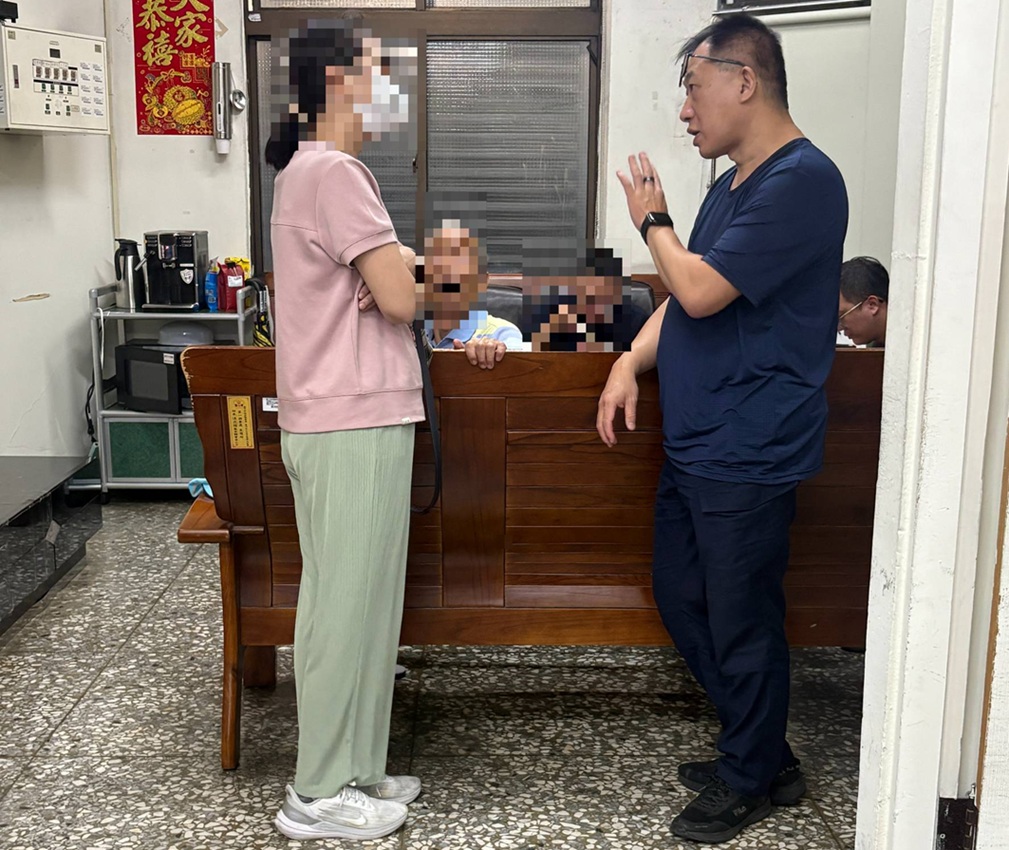 ▲圖說:員警將迷途老翁帶回派出所喝水休息,並通知家屬到派出所將老翁帶回家 (圖/台中市政府 提供)