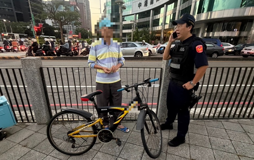 ▲圖說:一名騎乘腳踏車的老翁在街頭徘徊,民權所員警獲報後立即趕赴現場關懷 (圖/台中市政府 提供)