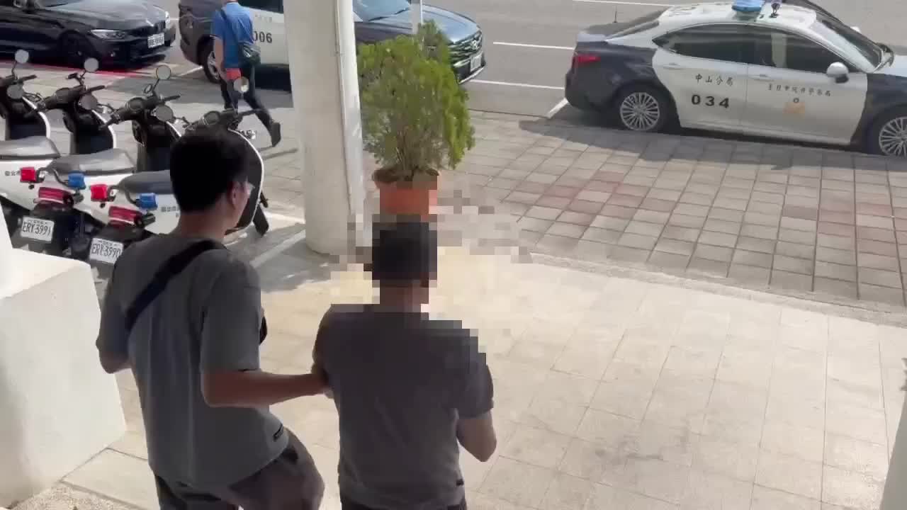 警方將竊嫌帶回偵辦