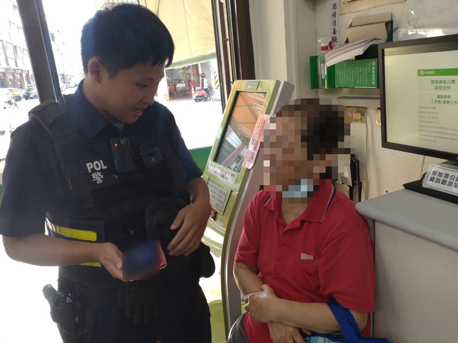 員警查看婦人手機向她說明詐騙手法