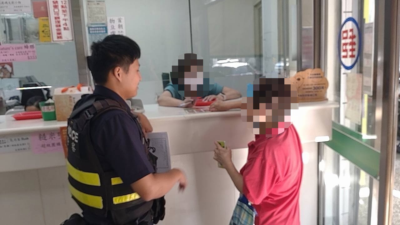 員警成功攔阻婦人提款