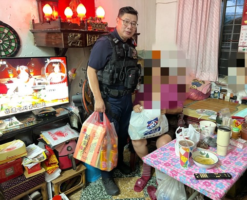 員警將宮廟愛心物資送到戴姓婦人家中