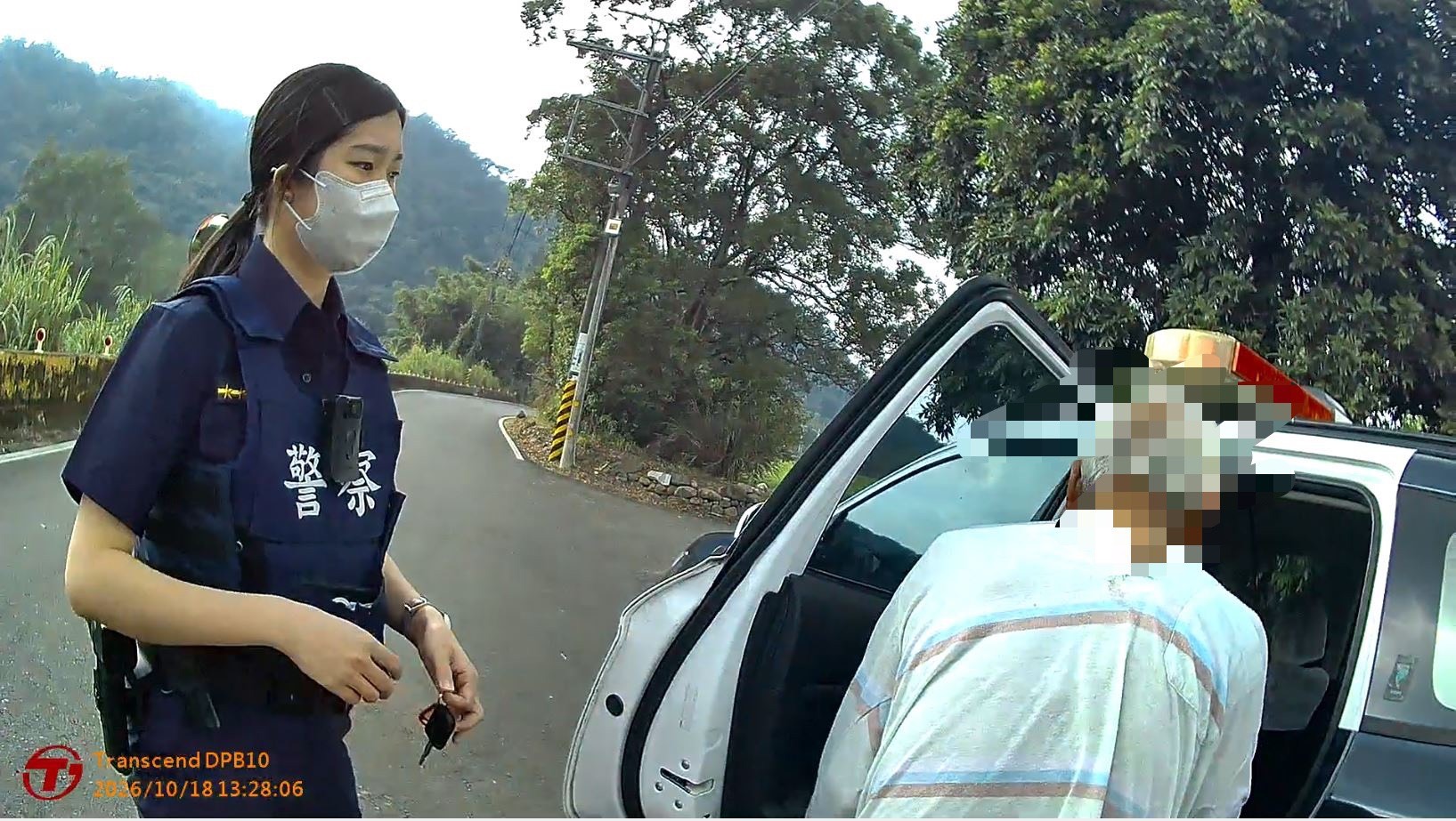 員警協助迷途老翁上車