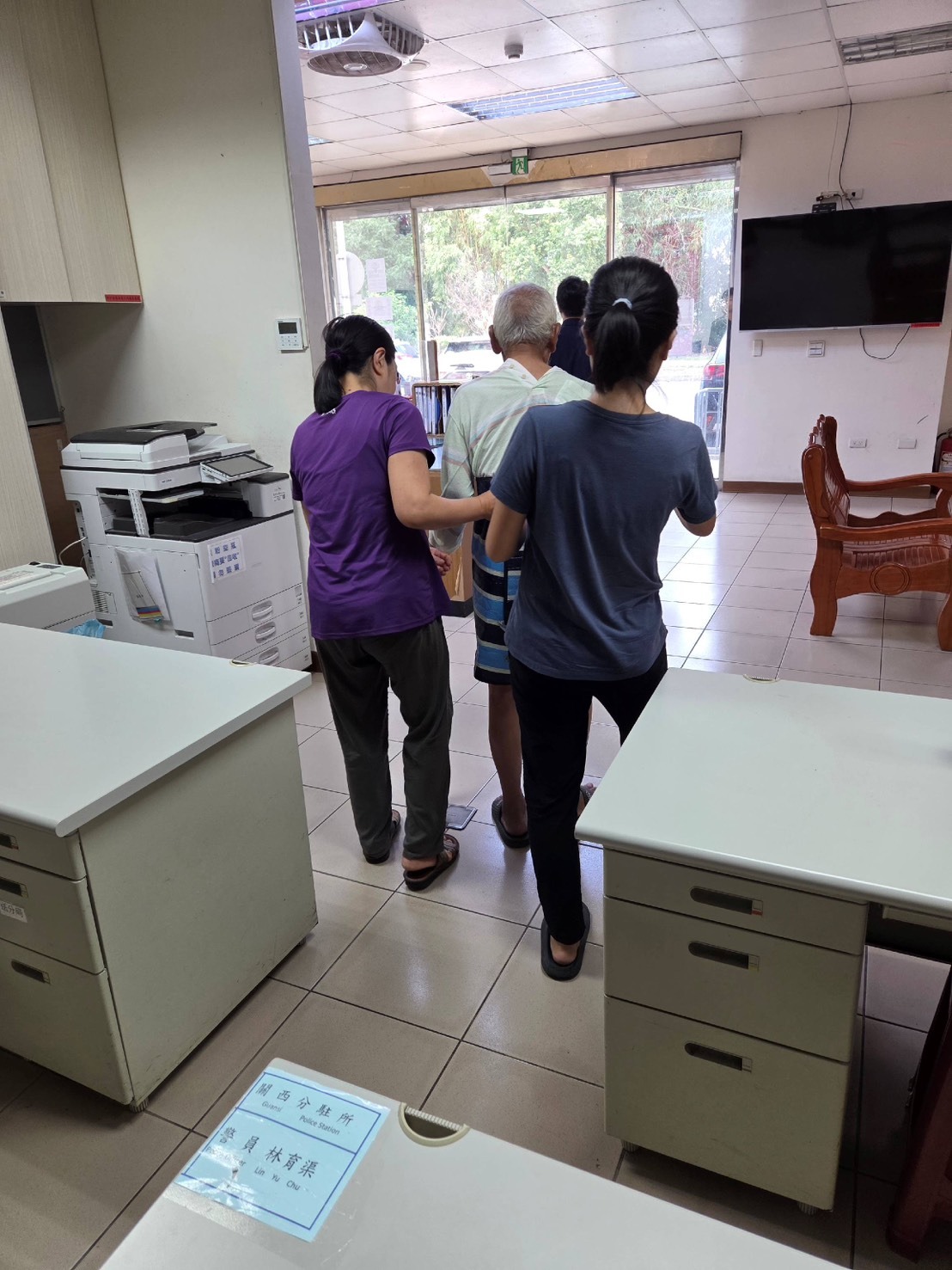 家屬至關西分駐所接回老翁