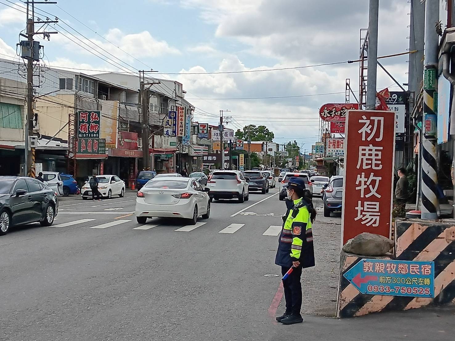 員警於初鹿牧場周邊疏導車流