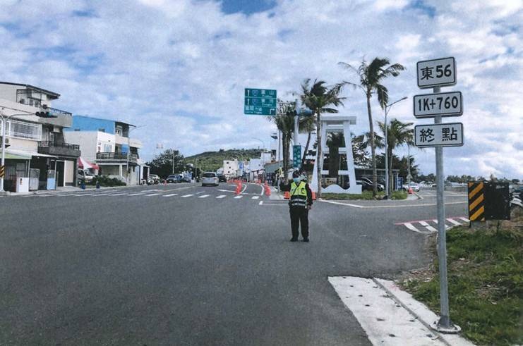 員警於東56線路口執行交通疏導