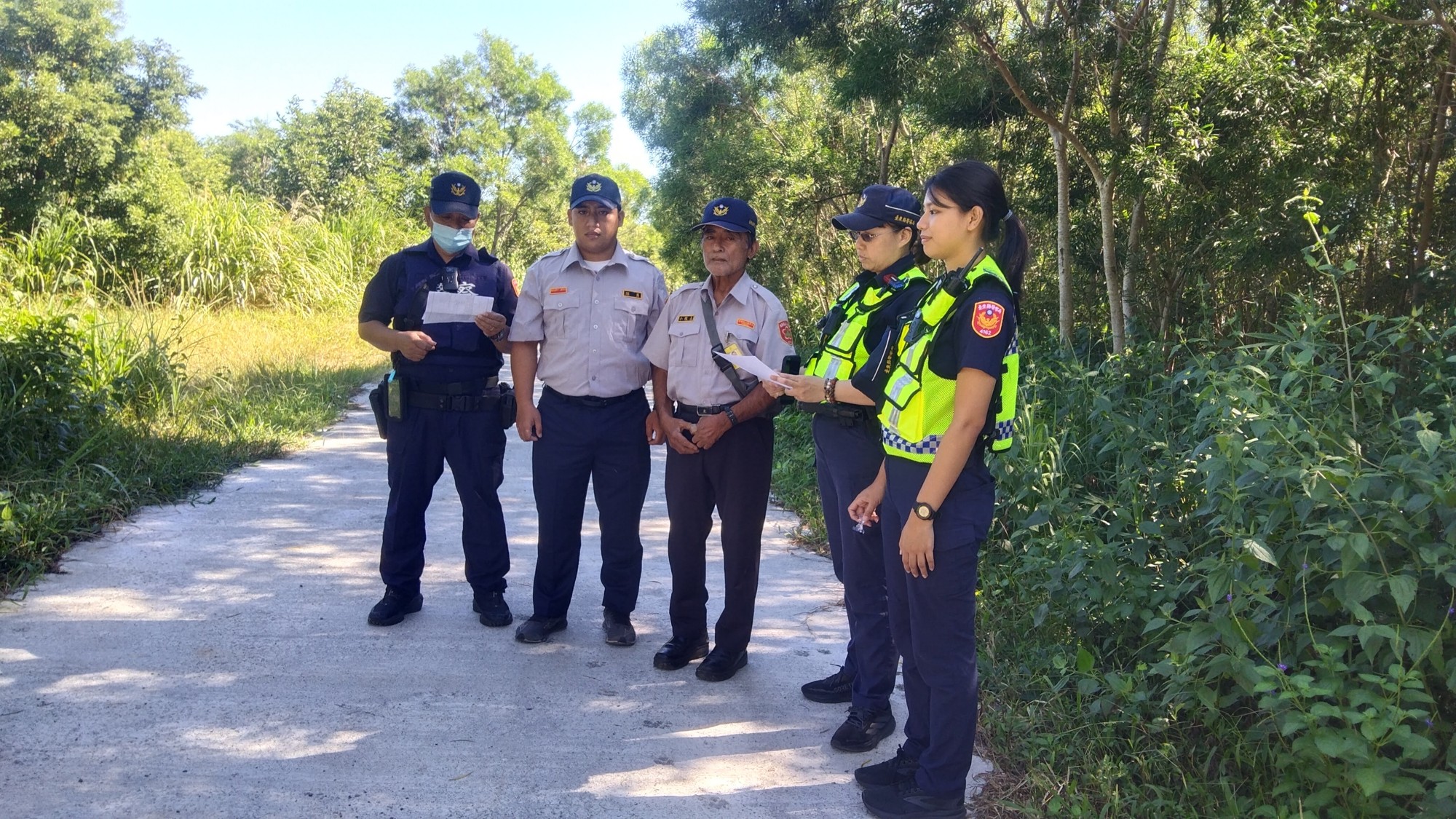 員警與山地義警於山區道路執行訪查勤務