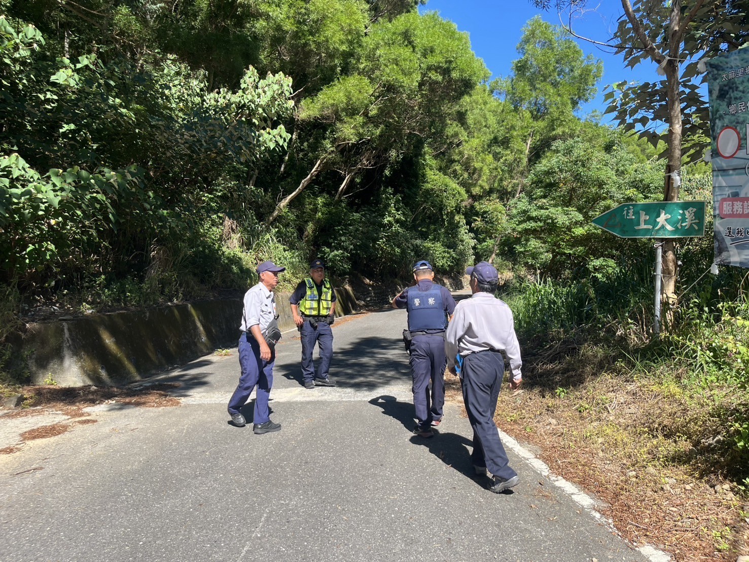 員警沿山區道路巡查