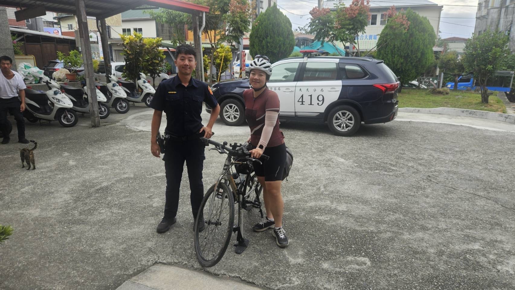 金崙派出所員警協助加拿大籍旅客Angela將自行車輪胎打氣