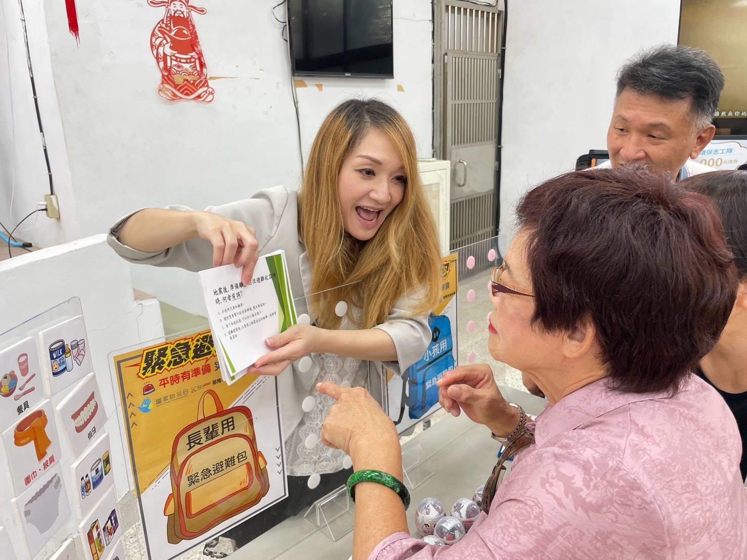 講師以有獎徵答向長輩宣導地震防災
