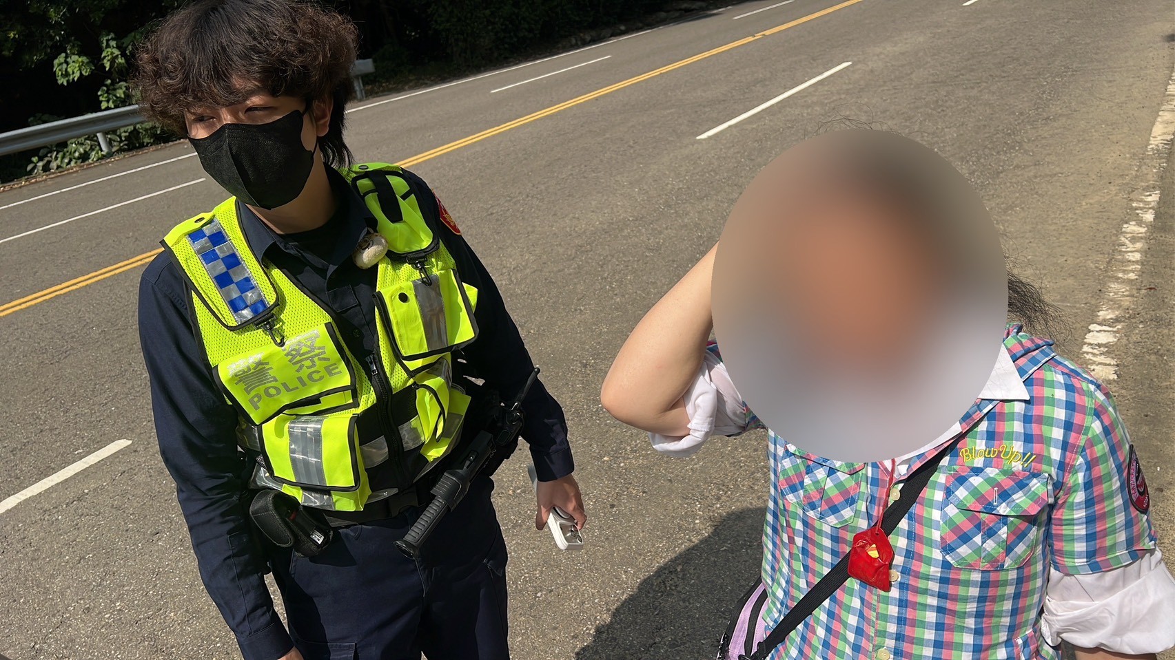 員警於臺3線尋獲魏姓女子並上前關懷