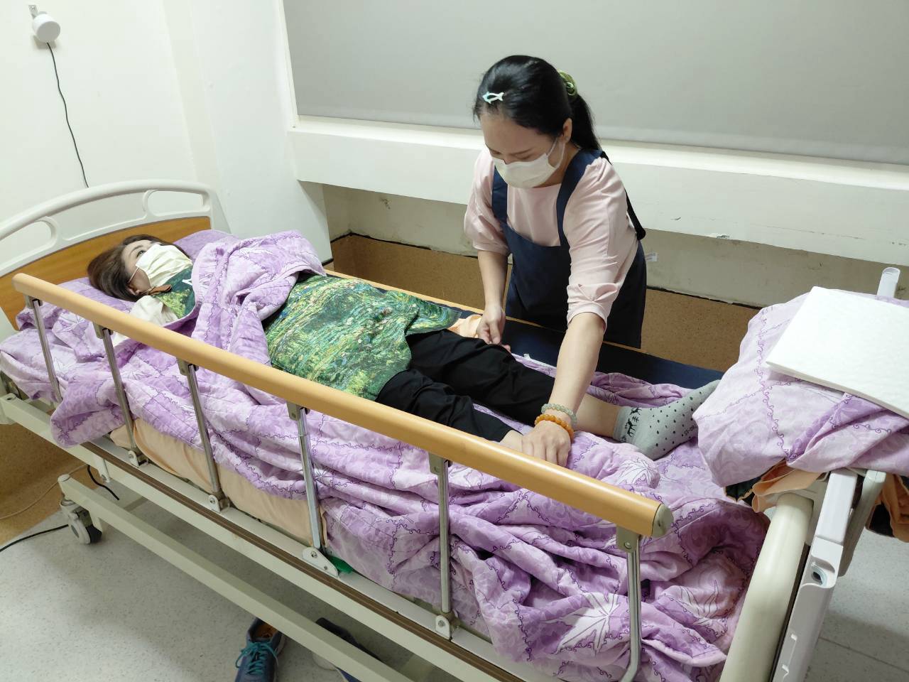 學員進行臥床照護實務操作