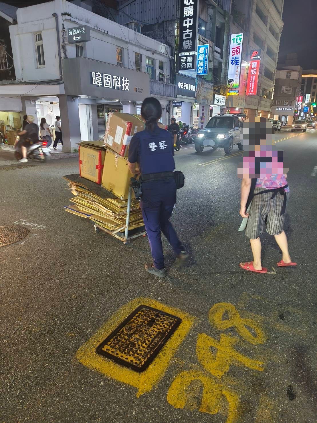 女警接手推動老婦人的回收車穿越路口