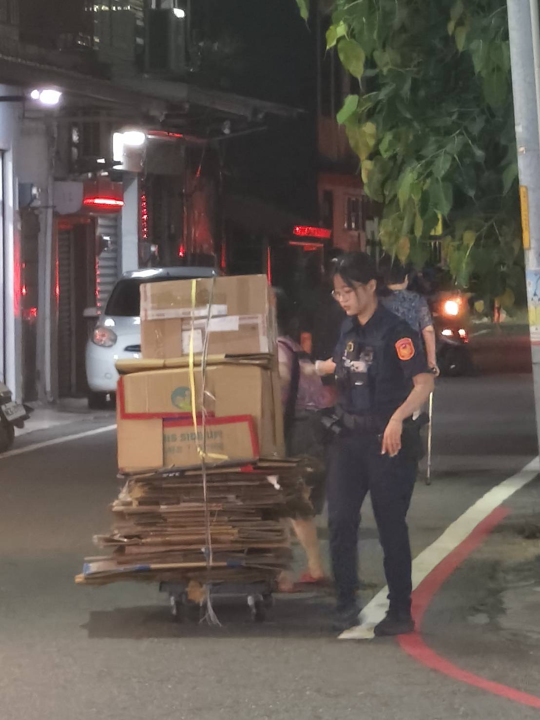 員警協助老婦人調整回收車方向