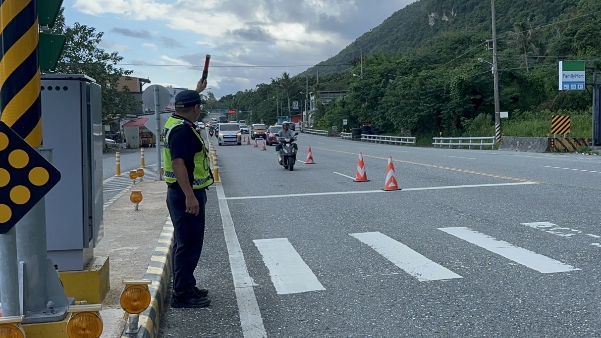 新城警分局員警於臺9線路口疏導車流