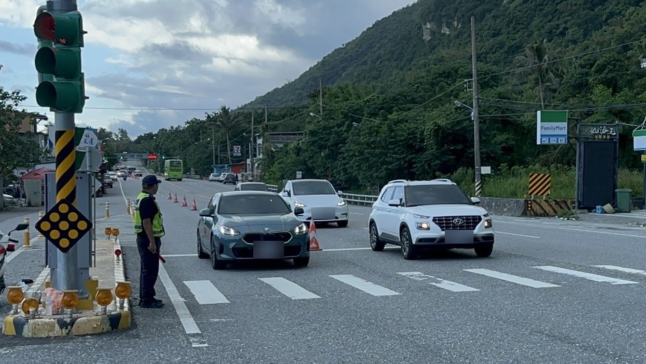 員警於臺9線路口指揮南下車流
