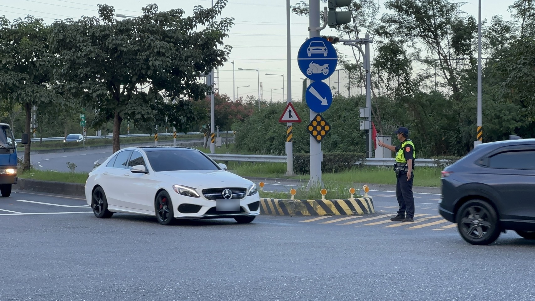 員警於路口執行交通疏導
