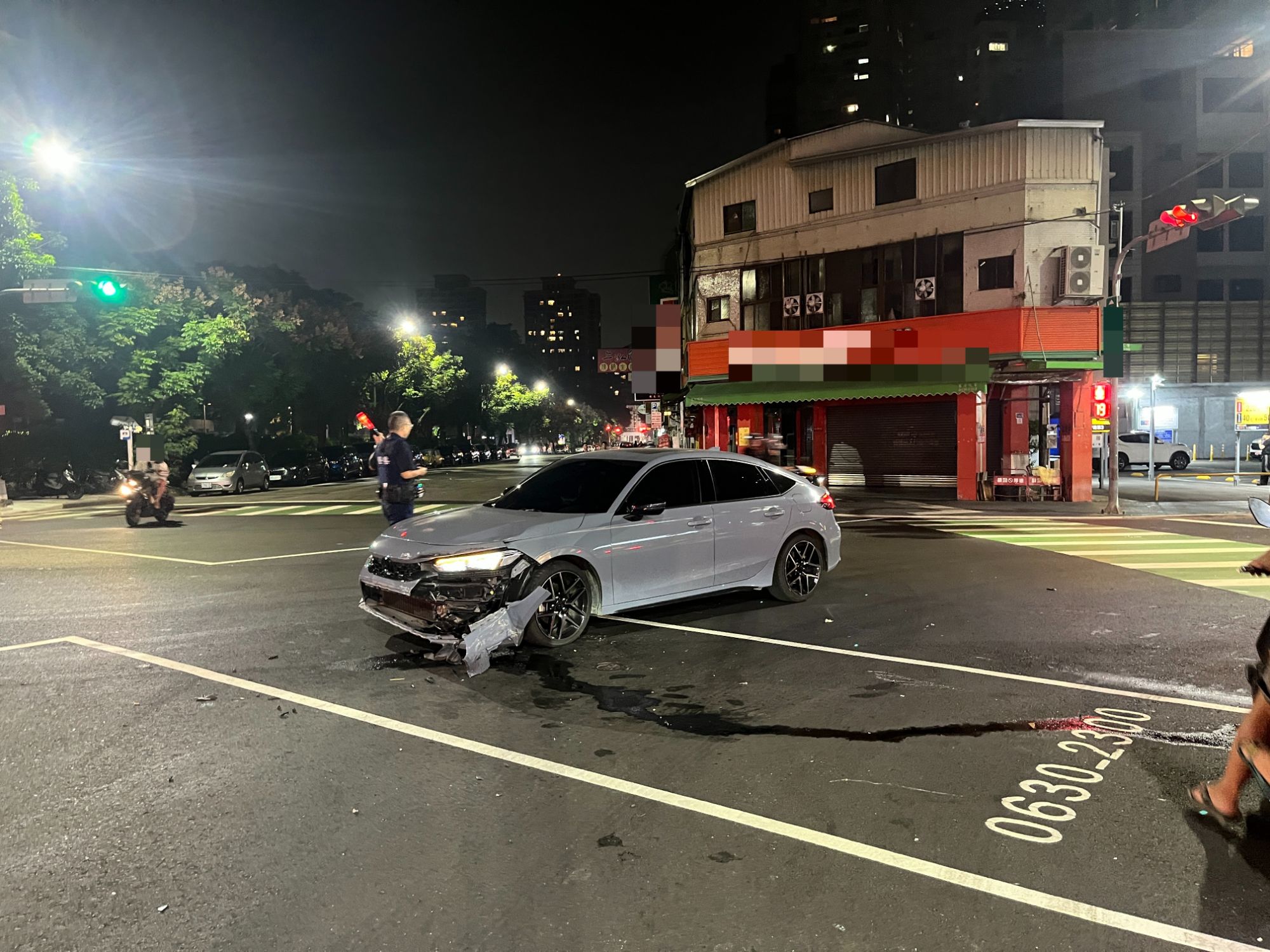 健行路與博館路口事故現場,營業小客車車頭受損