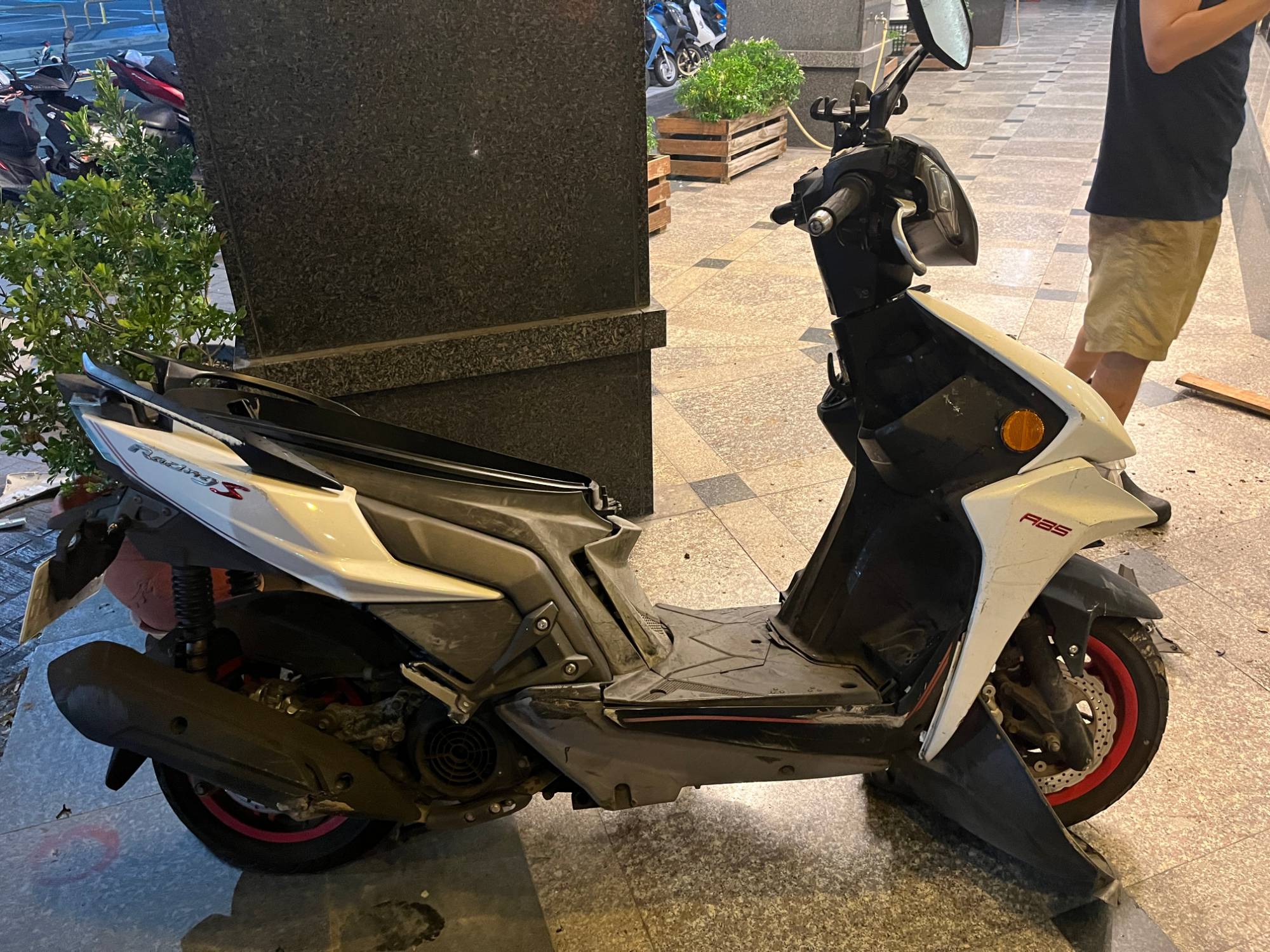 事故機車車身嚴重受損