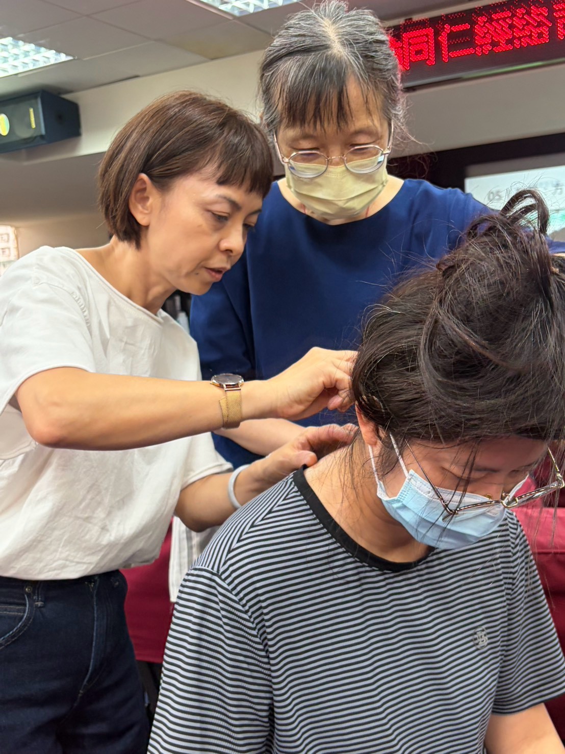 講師示範肩頸刮痧安全操作