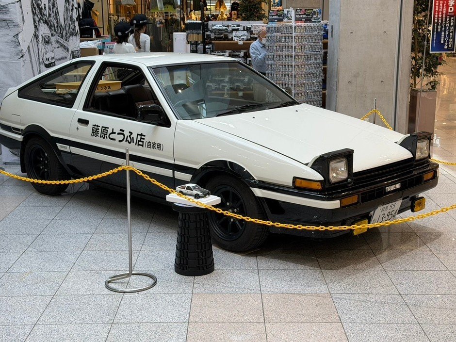 《頭文字D》AE86實車與1/18模型齊聚宇都宮 FKD Interpark快閃店至11月1日