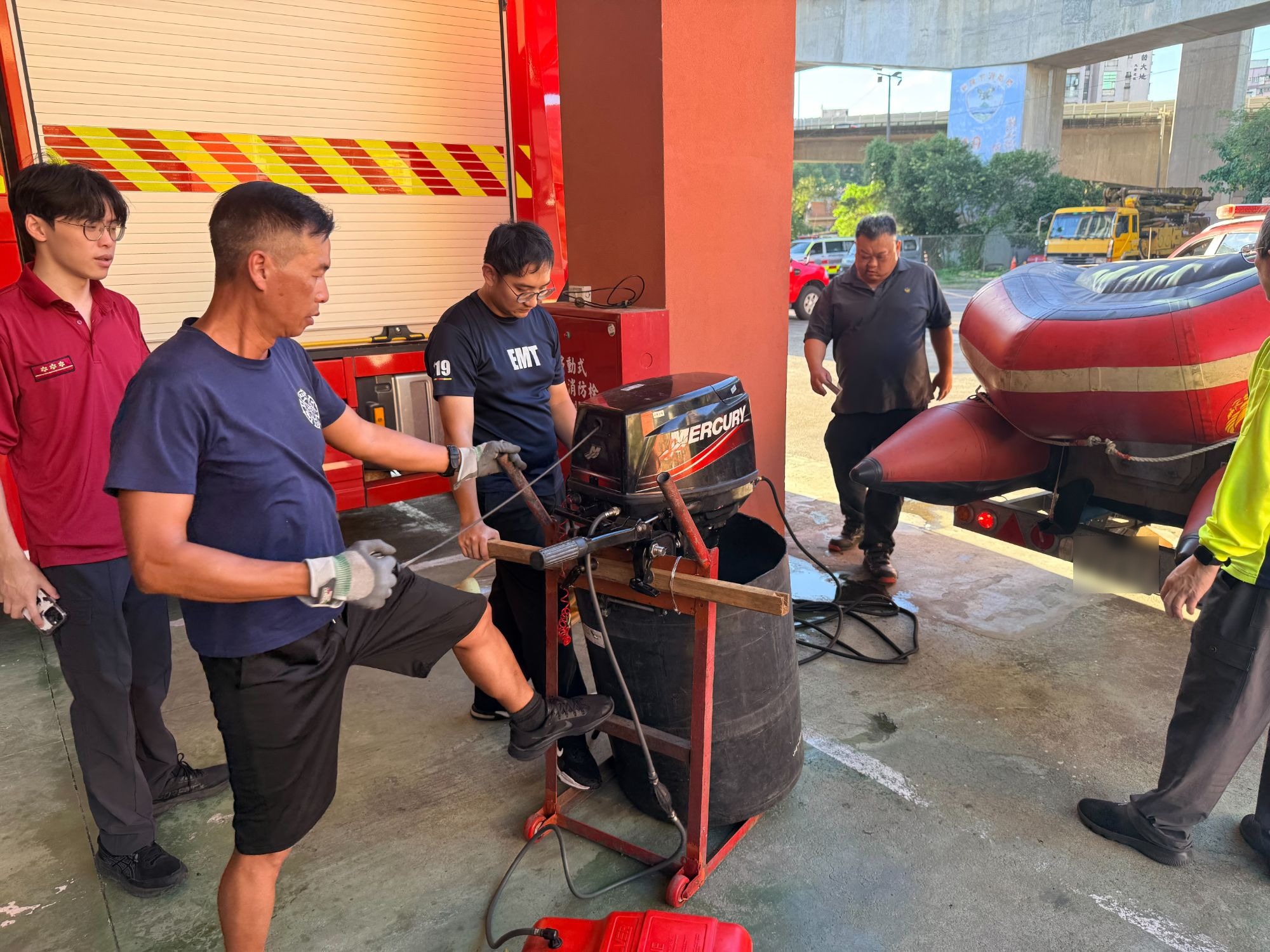 消防人員發動船外機進行功能測試