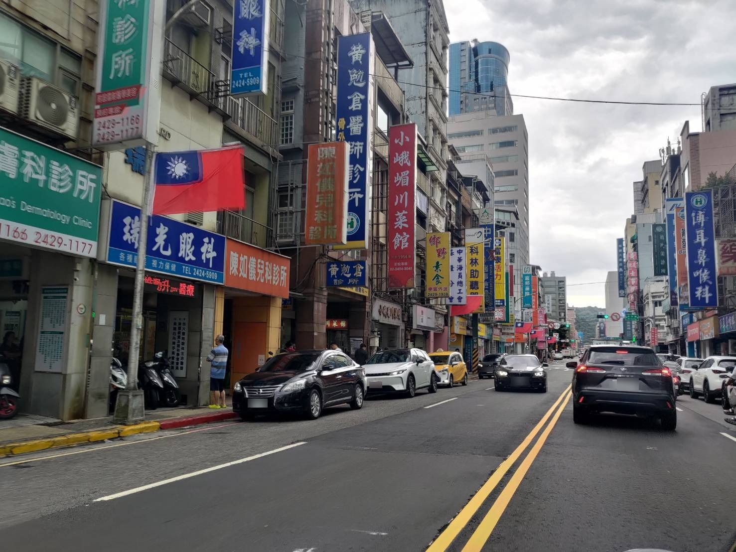 市區道路懸掛國旗