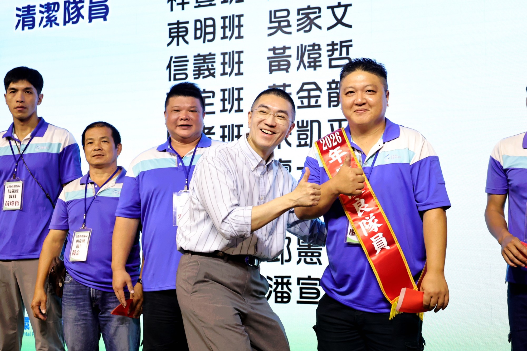 市長謝國樑與年度優良隊員合影