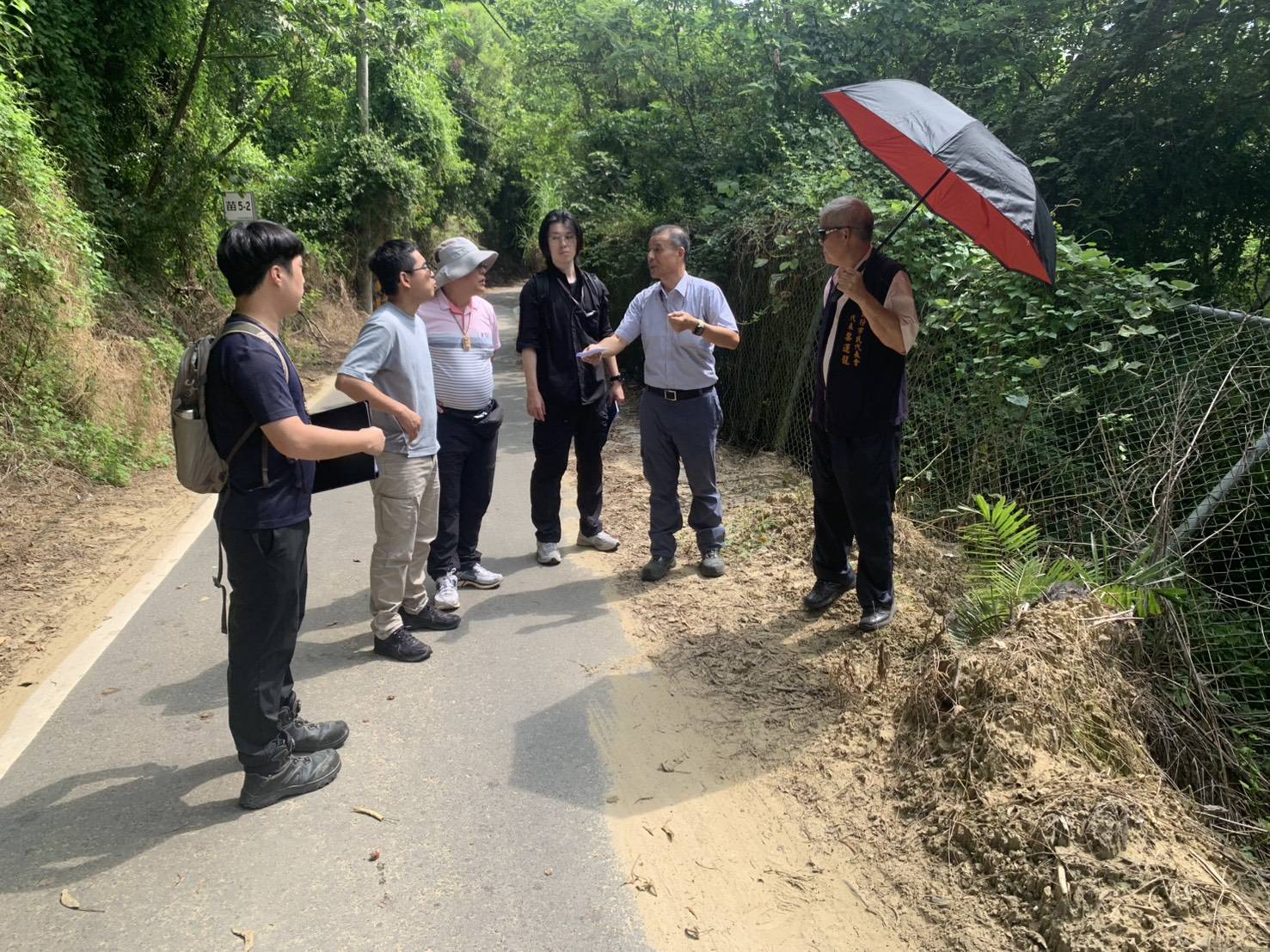 縣府人員與市民代表黎運龍至頭份苗5-1線現場會勘