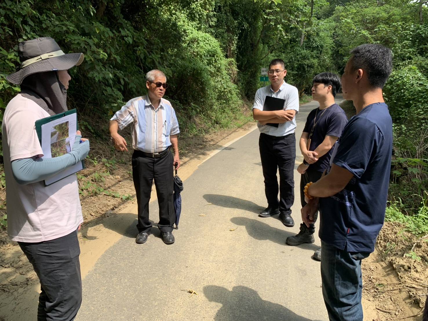 會勘人員於苗5-1線勘查道路拓寬需求