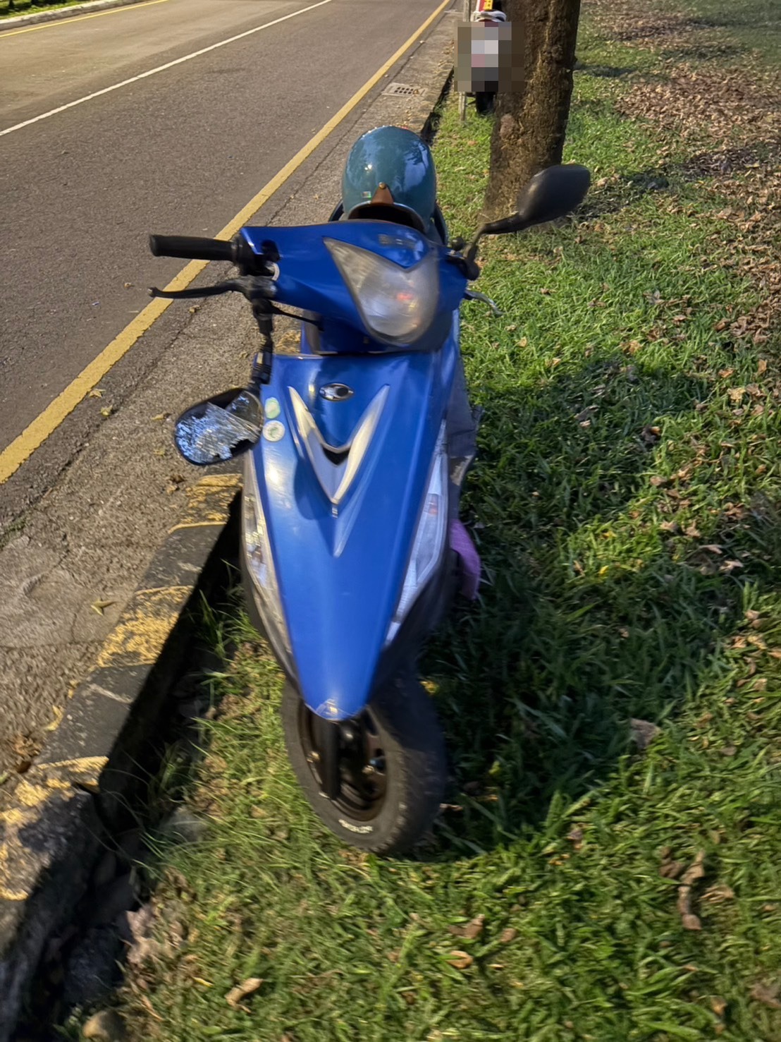 事故機車後照鏡破裂
