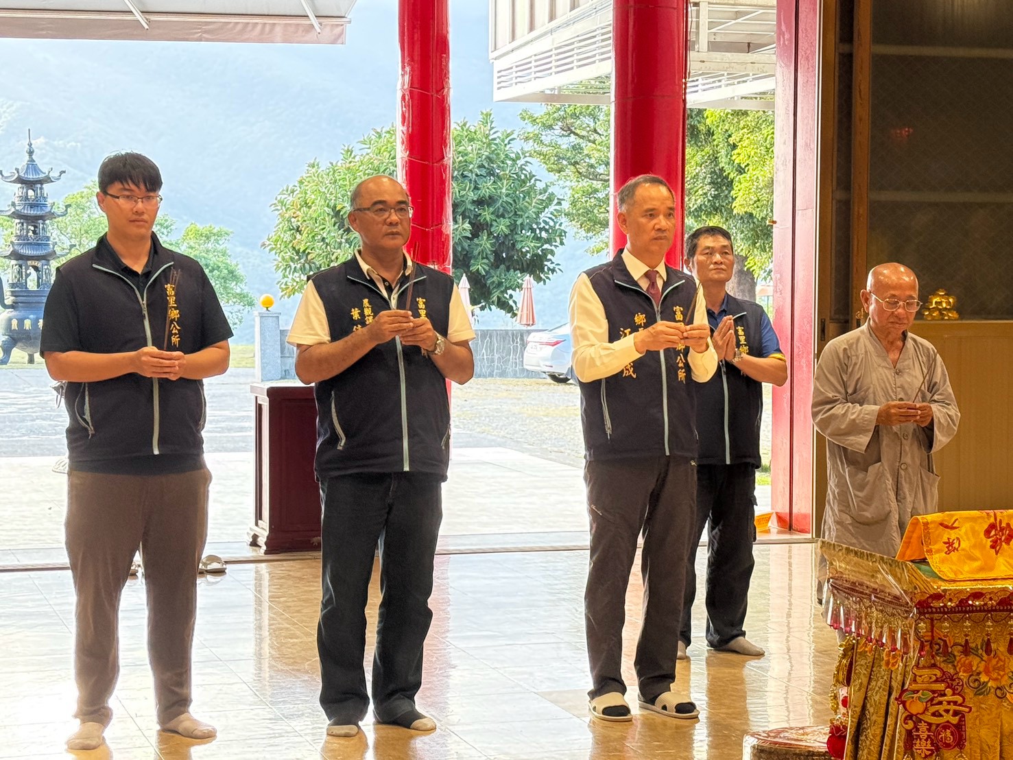 鄉長一行人於禪寺參拜祈福