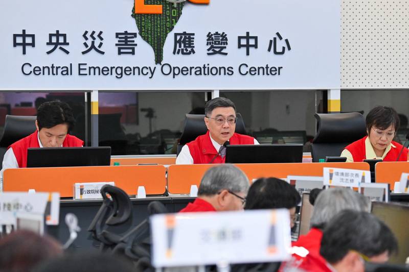 視導薔琵颱風中央災害應變中心 卓揆:中央地方攜手防災 全力確保民眾安全
