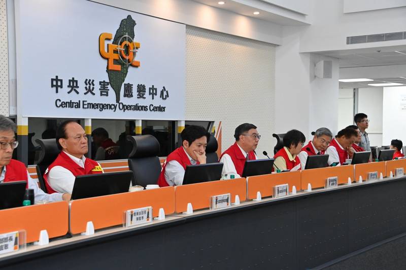 視導薔琵颱風中央災害應變中心 卓揆:中央地方攜手防災 全力確保民眾安全