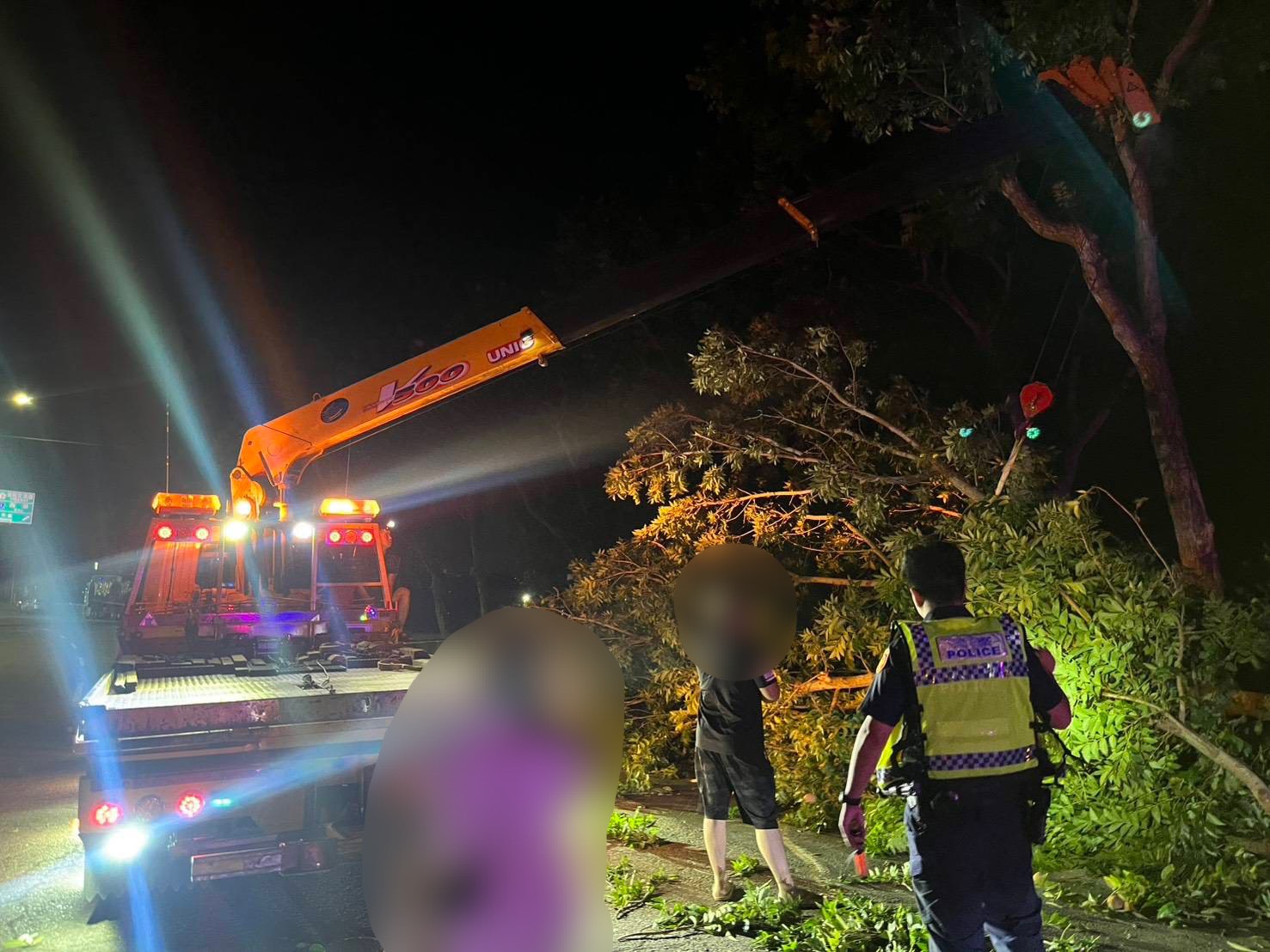 員警與熱心民眾以吊車移置倒塌路樹