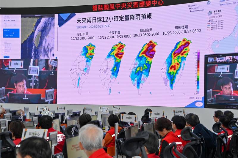 視導薔琵颱風中央災害應變中心 卓揆:中央地方攜手防災 全力確保民眾安全