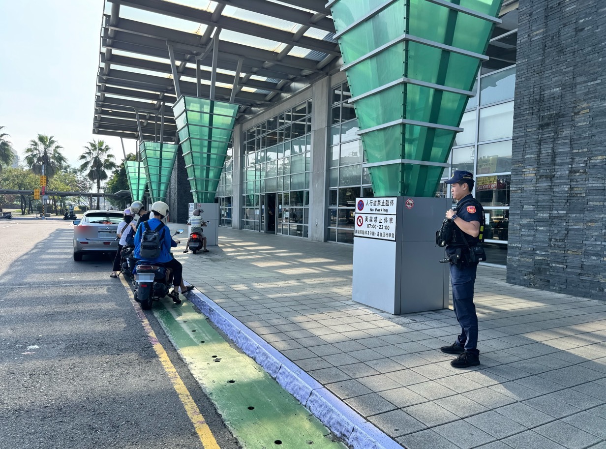 屏東分局員警於屏東車站前執行交通疏導