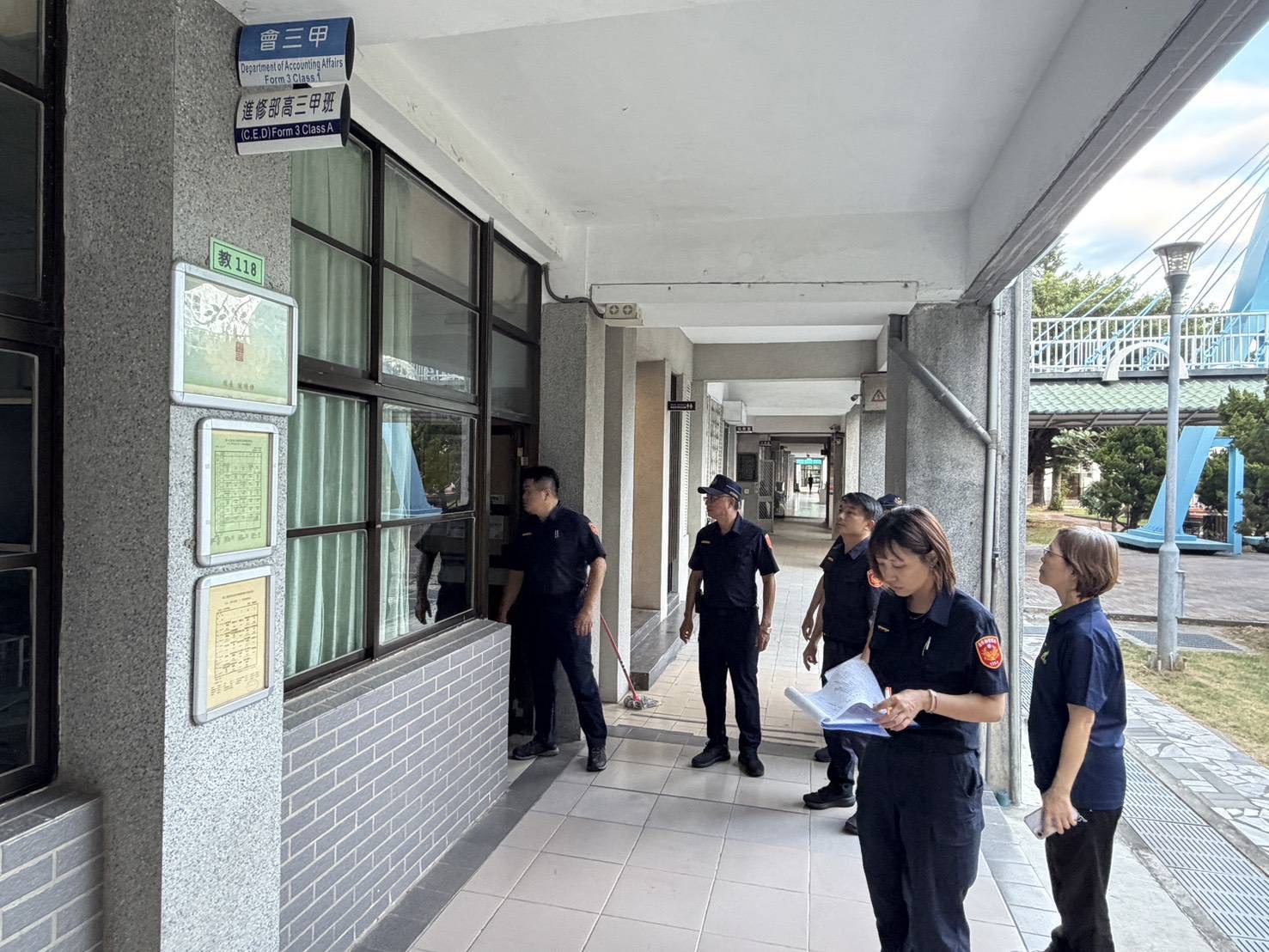 員警於臺東高商檢視投開票所周邊環境