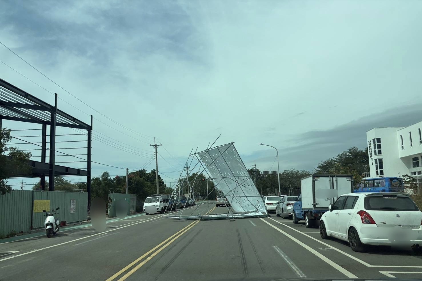 倒塌看板支架散落真如路車道