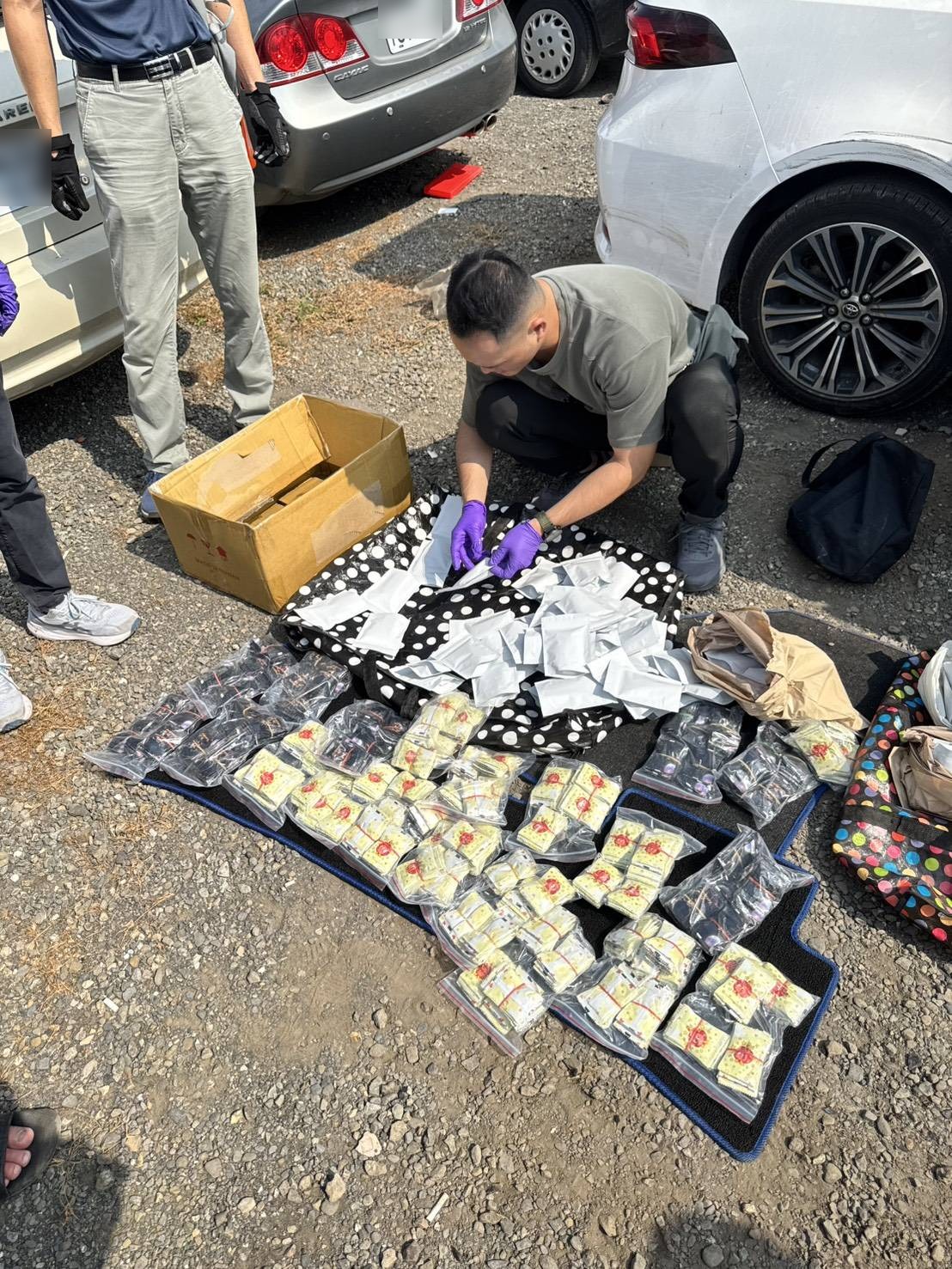 警方清點起獲的大量毒品咖啡包