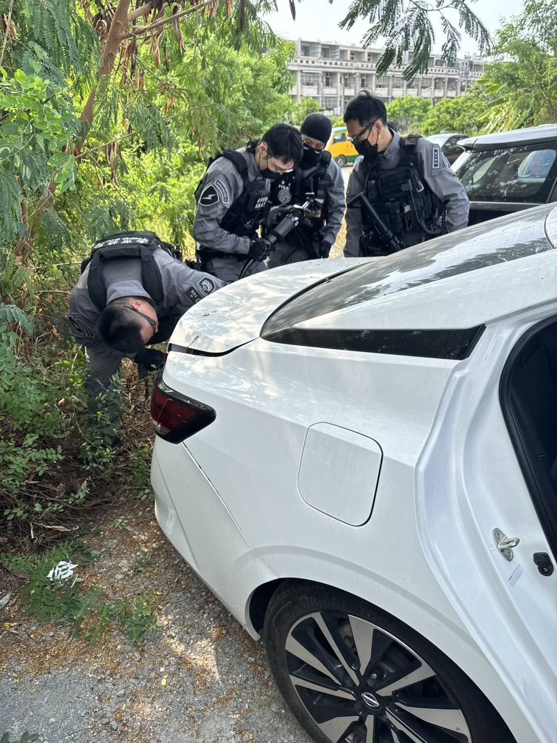 保安警察大隊特勤人員搜索作案車輛
