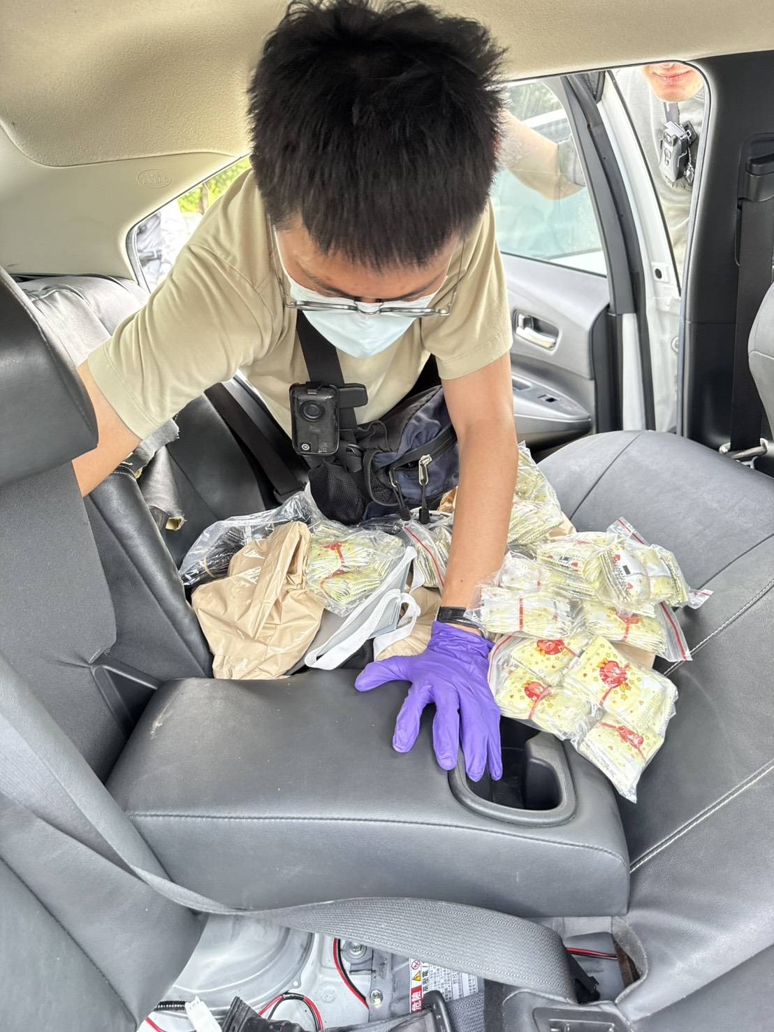 員警自白色作案車輛內起出毒品