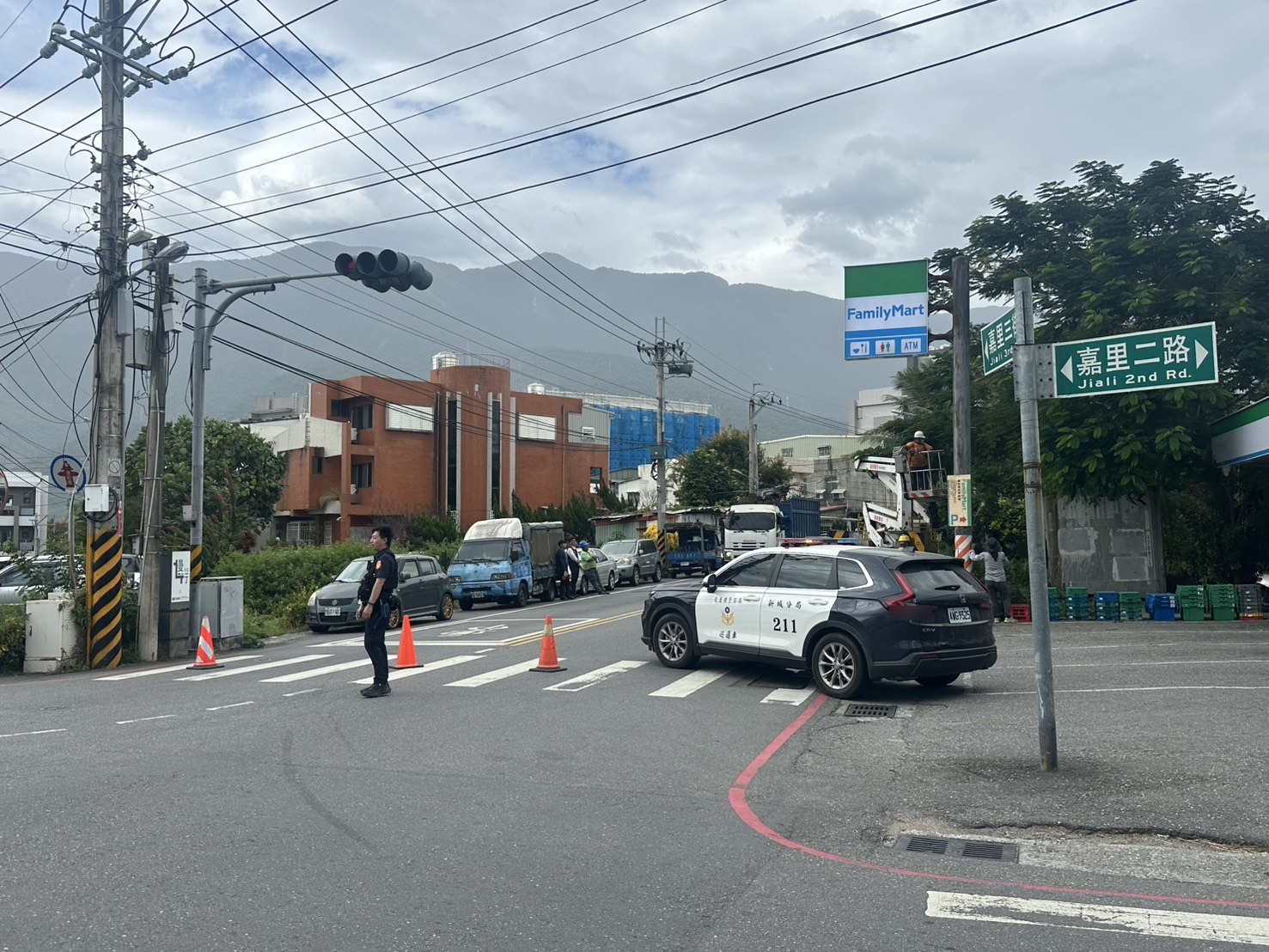 新城警分局員警於嘉里二路口實施交通管制