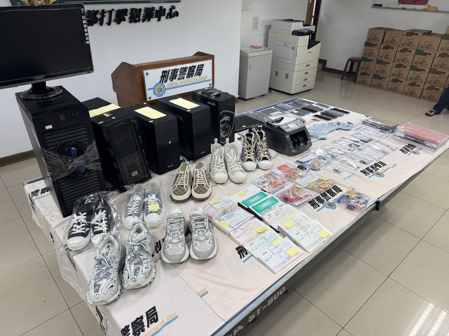 刑事局南打查扣的電腦、手機、點鈔機及精品運動鞋等贓證物