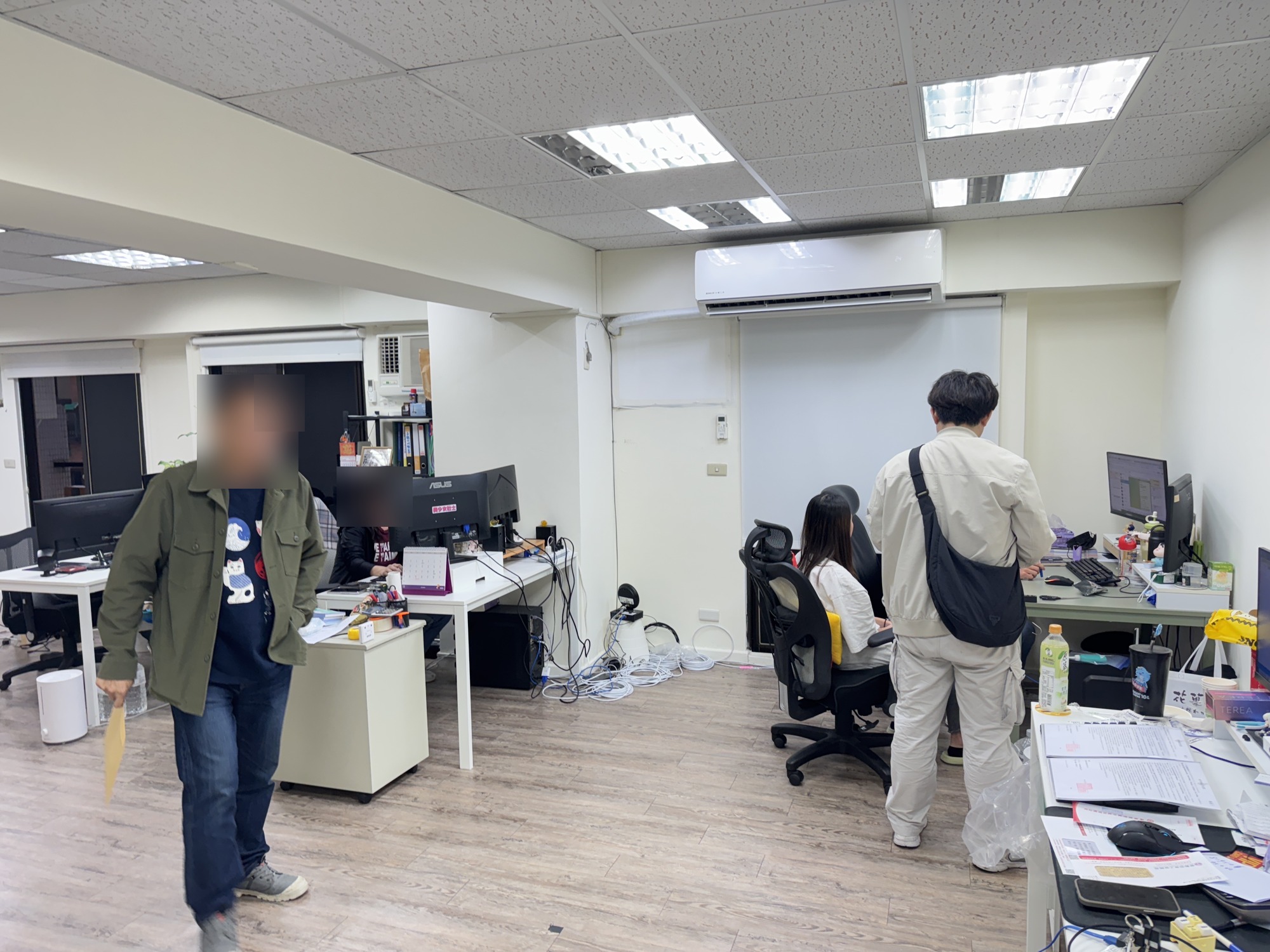 專案小組進入人頭公司辦公室搜索