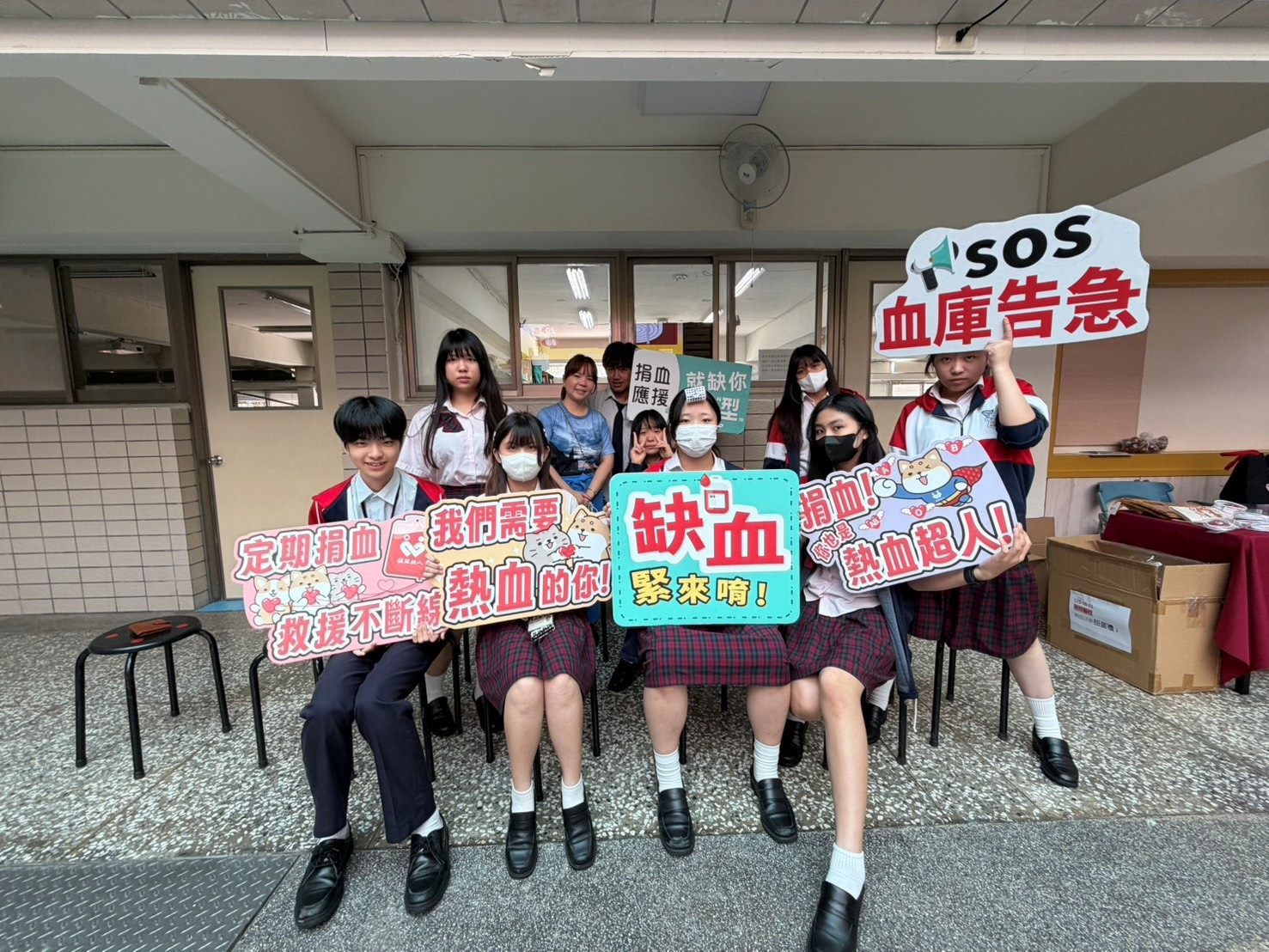 私立華岡藝校-舞台外最美的演出!華岡藝校校長領軍百位師生「藝」起挽袖,譜寫青春熱血序曲~「熱血華藝・藝起傳愛」親師生共募68袋熱血,讓青春的勇氣化為生命的溫暖