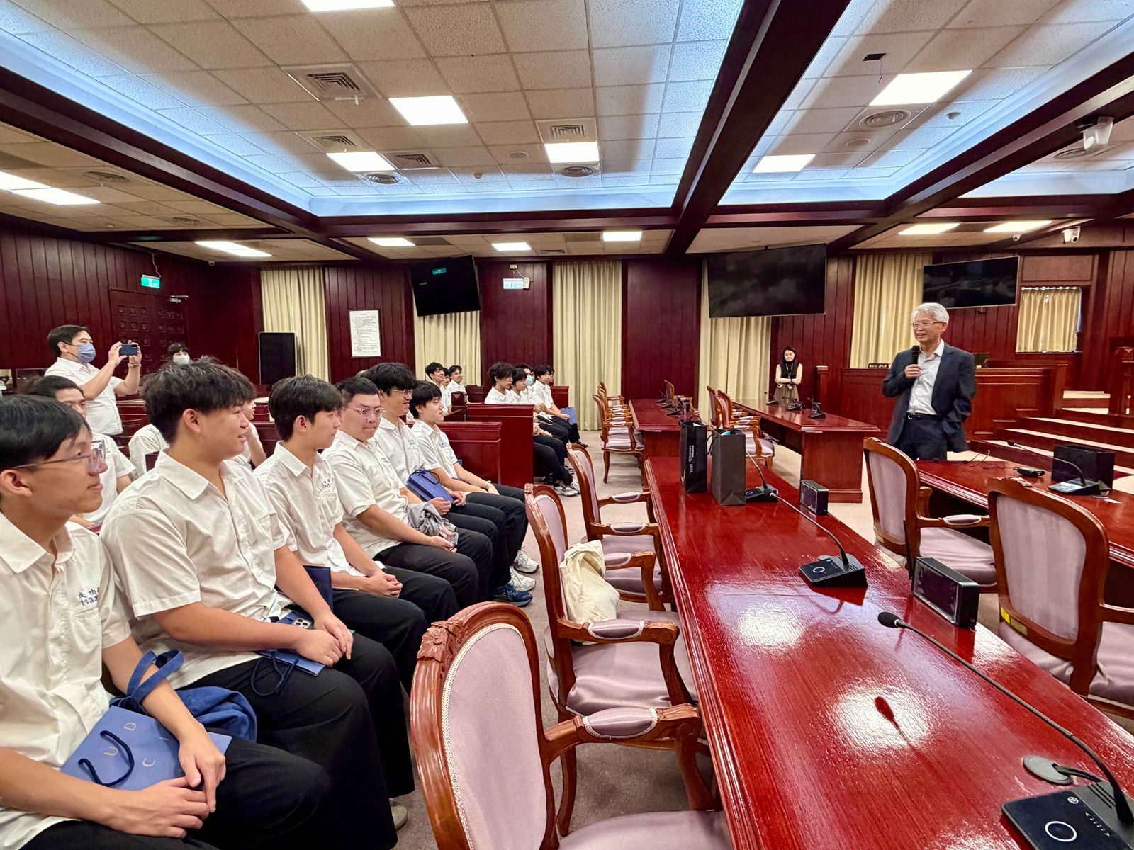 成功高中-成功高中學生赴憲法法庭跨屆交流 校友謝銘洋代理院長親臨勉勵學弟