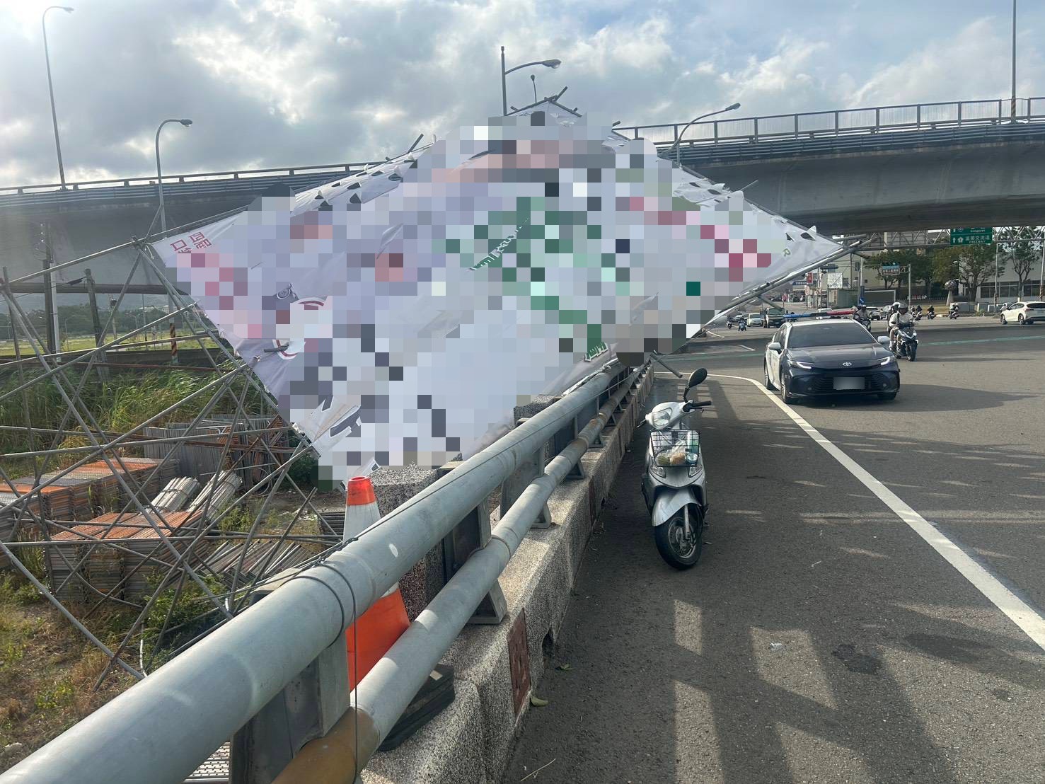 台6線龜山大橋路口看板遭強風吹倒傾斜於護欄